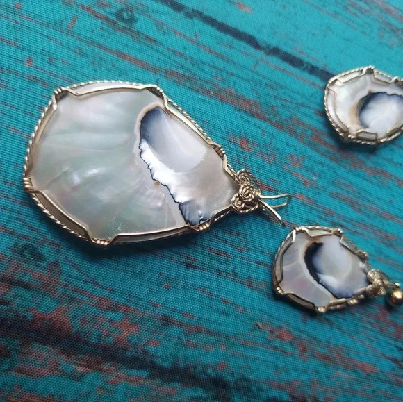 Vintage Shell Wire Wrap Pendant & Earrings Set - Picture 10 of 11